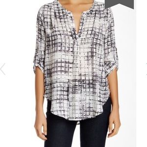 Lush V-Neck geo Print roll sleeve blouse